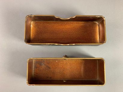 null Ensemble de trois boîtes en laque noire et or du Japon, deux rectangulaires,...