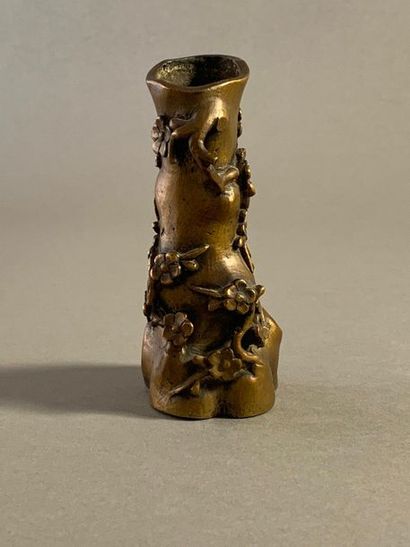 null Vase en bronze à décor de fleurs de cerisier. 
Haut. : 13 cm 