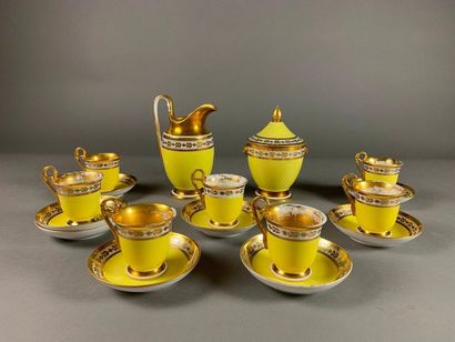 null Partie de service à thé en porcelaine à décor jaune et or. Il comprend une verseuse,...