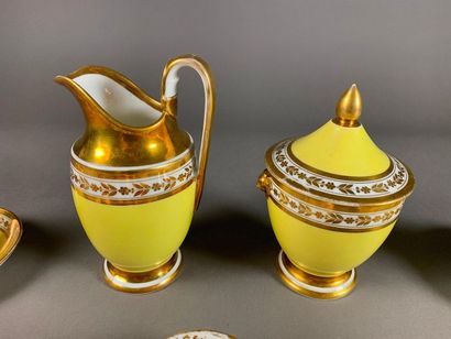 null Partie de service à thé en porcelaine à décor jaune et or. Il comprend une verseuse,...