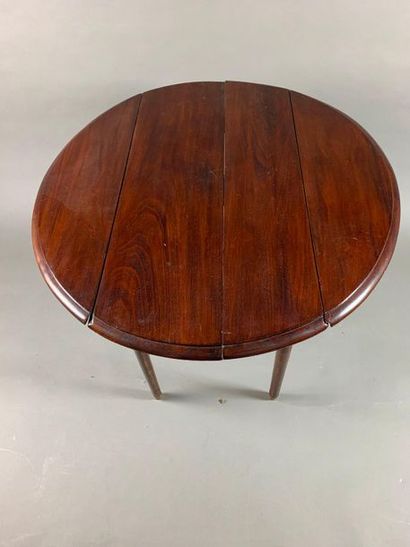 null Petite table à volets en bois teinté (petits manques et plateau rayé). 
XIXe...