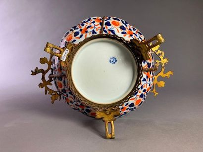 null Coupe polylobée en porcelaine à décor corail, bleu et or dit Imari (usures à...