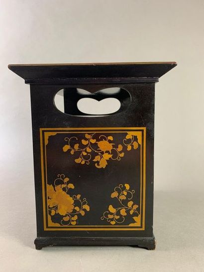 null Petit cabinet portatif en bois laqué noir à décor de feuillage en dorure (fente...