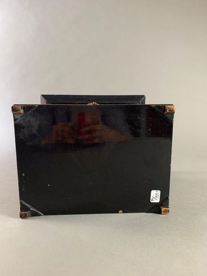 null Petit cabinet portatif en bois laqué noir à décor de feuillage en dorure (fente...