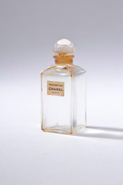 null CHANEL.


Bois des Iles (1931).


Rare petit flacon moderniste en verre incolore...