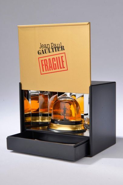 null JEAN-PAUL GAULTIER.


Fragile (années 2000).


Diminutif parfum figurant une...
