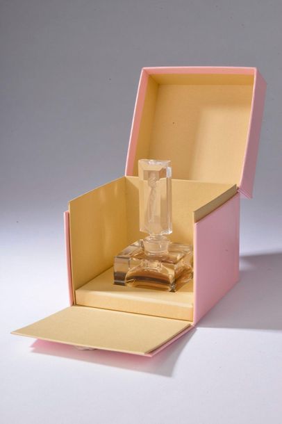 null GIVENCHY.


Hot Couture (années 2000).


Flacon en cristal incolore de Bohème...