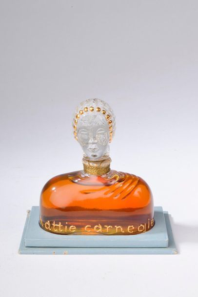 null HATTIE CARNEGIE.


Parfum n°7 (années 1930).


Flacon en verre incolore pressé...