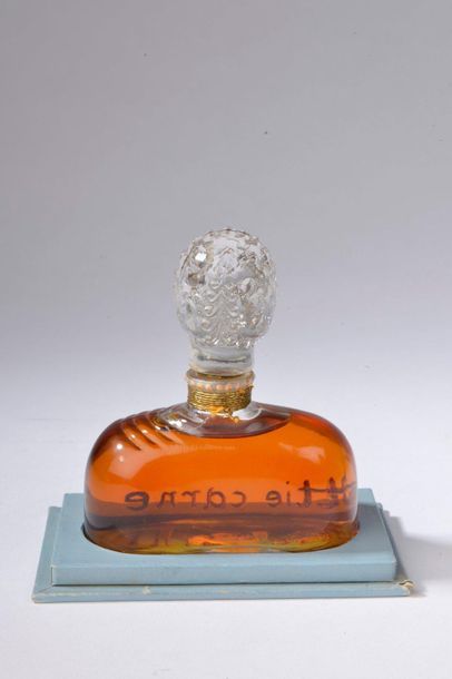null HATTIE CARNEGIE.


Parfum n°7 (années 1930).


Flacon en verre incolore pressé...