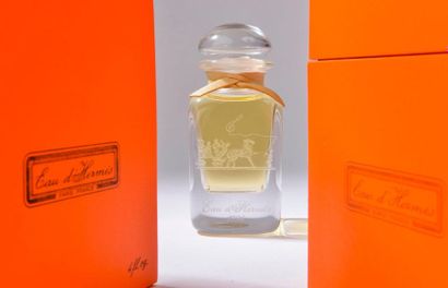 null HERMÈS.


L'Eau d'Hermès (1951).


Flacon en cristal incolore à décor gravé...