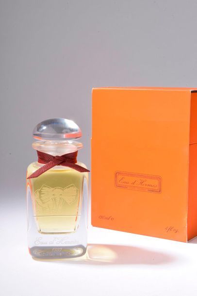 null HERMÈS.


L'Eau d'Hermès (1951).


Flacon en cristal incolore à décor gravé...