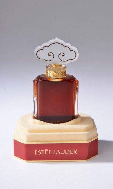 null ESTÉE LAUDER.


Cinnabar (1978).


Flacon en verre imitation tabatière contenant...