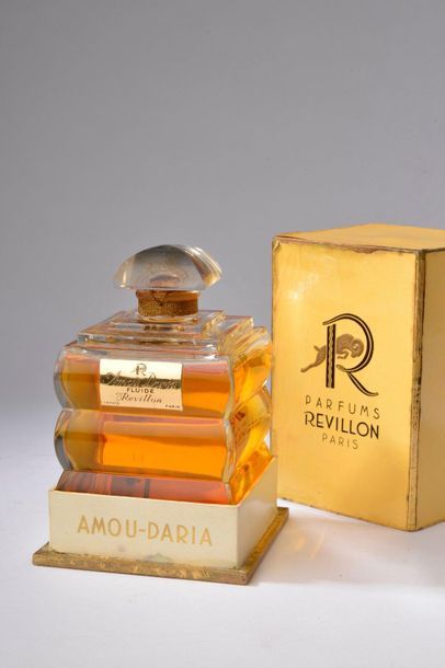 null REVILLON.


Amou Daria (1935).


Flacon tank en cristal incolore de forme cubique...