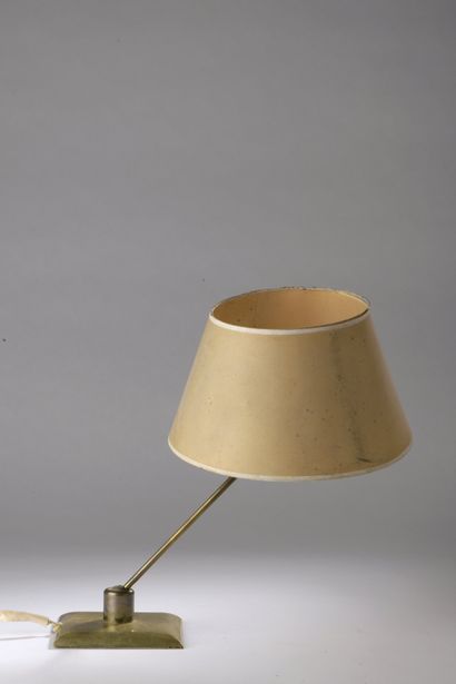 null Pierre BARBE (1900-2004), éditions Malabert.

Lampe à poser en métal doré, le...