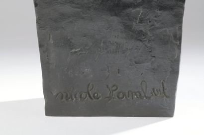 null Nicole LAMBERT (née en 1948).

Bouledogue français.

Bronze à patine noire signé,...