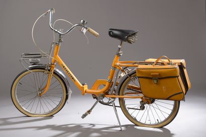 null PEUGEOT.

Vélo pliant en métal laqué orange avec deux sacoches plastique assorties...