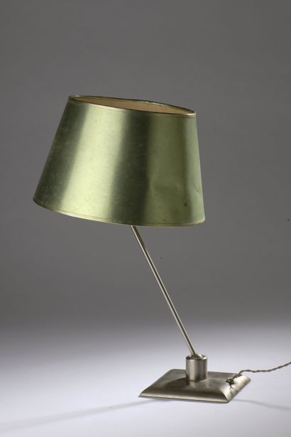 null Pierre BARBE (1900-2004).

Lampe à poser en métal argenté, le pied articulé...