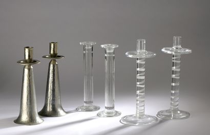 null Ensemble comprenant deux paires de chandeliers en verre translucide, l'un à...