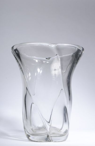 null DAUM.

Important vase en cristal moulé de forme tulipe.

Signé à la pointe sur...