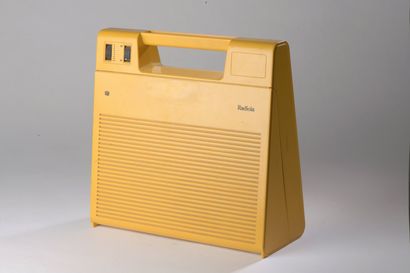null RADIOLA.

Tourne-disque en PVC jaune "modèle 180" pour 33T et 45T.

Années 1970.

Haut....