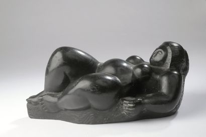 null Antoniucci VOLTI (1915-1989).

Femme nue allongée.

Bronze à patine noire signé,...