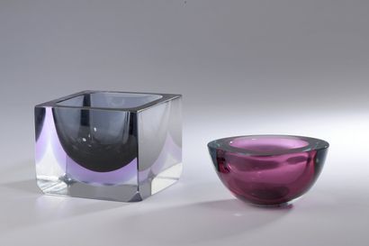 null MURANO.

Cendrier quadrangulaire en verre "sommerso" doublé violet, les coins...