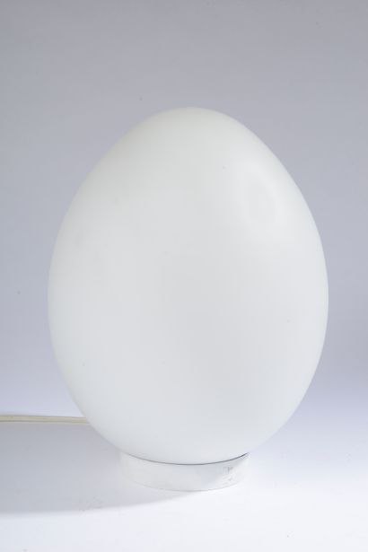 null Dans le goût de Ben SWILDENS.

Lampe "œuf" en verre opalin blanc.

Années 1970.

Haut....
