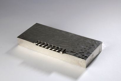 null Jean DESPRES (1889-1980).

Boîte rectangulaire en métal argenté martelé, la...