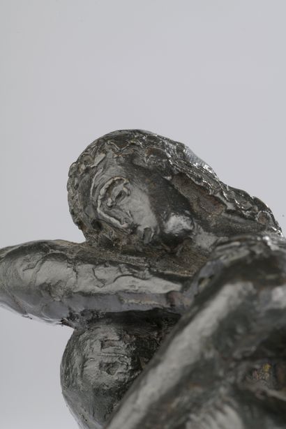 null Antoniucci VOLTI (1915-1989).

Femme nue assise, la tête reposant sur son bras.

Bronze...