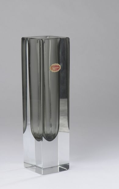 null MURANO.

Vase quadrangulaire en verre transparent "sommerso" doublé noir.

Années...