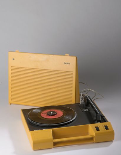 null RADIOLA.

Tourne-disque en PVC jaune "modèle 180" pour 33T et 45T.

Années 1970.

Haut....