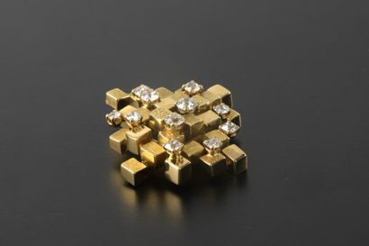 null MAUBOUSSIN.
Broche moderniste en or jaune 18k griffée de onze diamants taille...