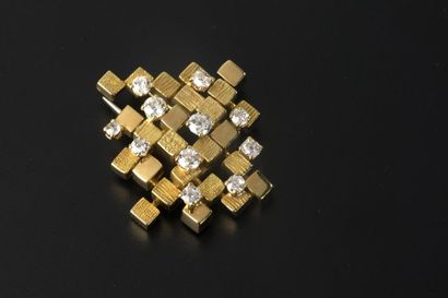 null MAUBOUSSIN.
Broche moderniste en or jaune 18k griffée de onze diamants taille...