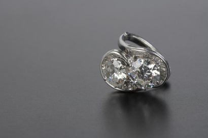 null Maison GUBELIN.
Bague "Toi et Moi" en palladium griffée de deux diamants ronds...