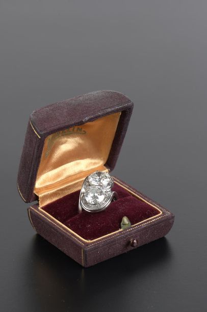 null Maison GUBELIN.
Bague "Toi et Moi" en palladium griffée de deux diamants ronds...