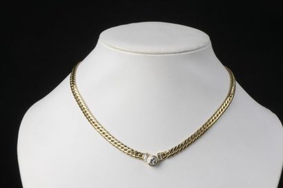 null Collier en or jaune 18k à maille tressée orné d'un diamant d'environ 1 ct épaulé...