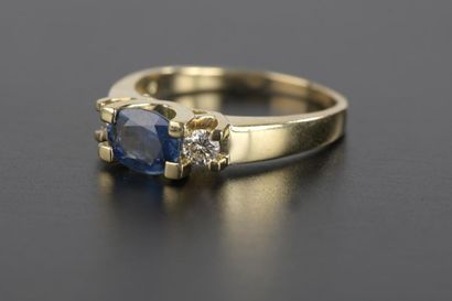 null Bague en or jaune 18k, sertie d'un saphir ovale épaulé de petits diamants brillantés...