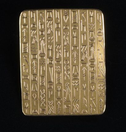 null Broche rectangulaire en or jaune 18k gravée de hiéroglyphes.
Haut. : 4,3 cm...