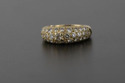 null Bague bandeau en or jaune 18k, pavée de trente petits diamants brillantés autour...