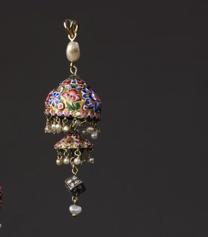 null Pendentif à deux breloques de taille différentes en or 18k émaillées de fleurs,...