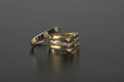 null Bague en or jaune et gris 18k à trois anneaux en forme de "V", l'anneau central...