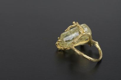 null Bague en or jaune 18k, la monture amatie à décor de personnages enserrant une...