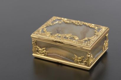 null Tabatière rectangulaire en agate, la monture en or jaune 18k à décor ajouré...