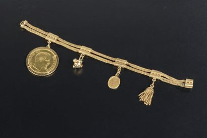null Attribué à la maison GUBELIN.
Bracelet en or jaune 18k, composé de quatre chaînes...