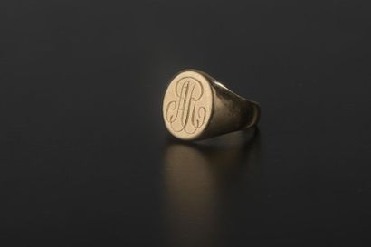 null Bague chevalière en or jaune 18k le centre monogrammé (usures).
Doigt : 51 -...