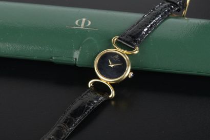 null BAUME ET MERCIER.
Montre bracelet de dame, le boîtier accosté de deux agrafes...