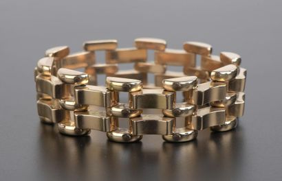 null Bracelet tank en or jaune 18k à maillons articulés.
Années 1940.
Long. : 20...