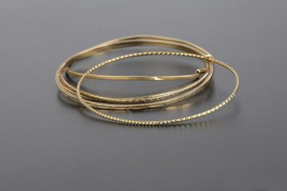 null Bracelet à cinq joncs en or jaune 18k retenus par un anneau (chocs).
Diam. :...