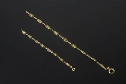 null Deux bracelets articulés en or jaune 18k, les maillons de forme losangique à...