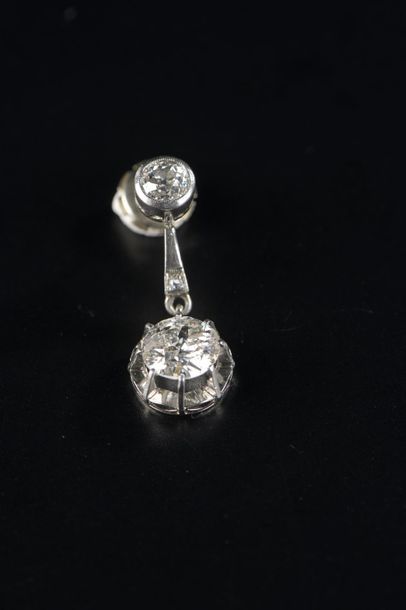 null Boucle d'oreille en or gris 18k, serti clos d'un diamant rond de taille ancienne...